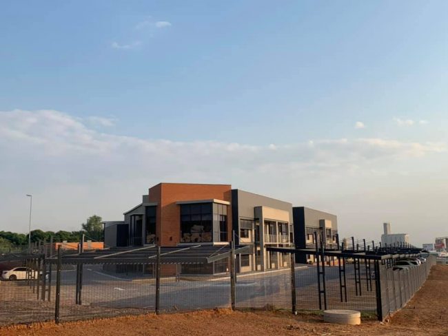 Albers Almeida - Modern Contemporary Office