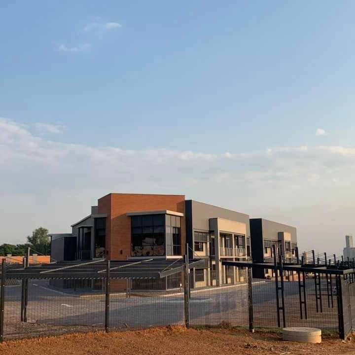 Albers Almeida - Modern Contemporary Office