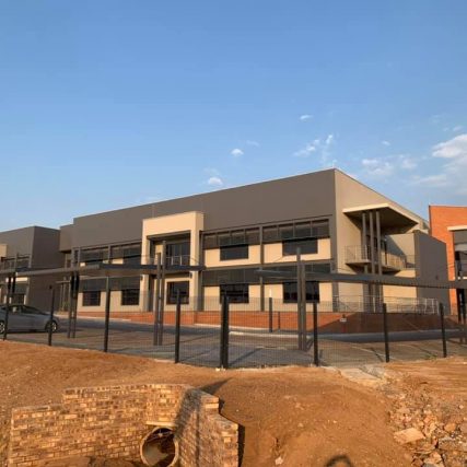 Albers Almeida - Modern Contemporary Office