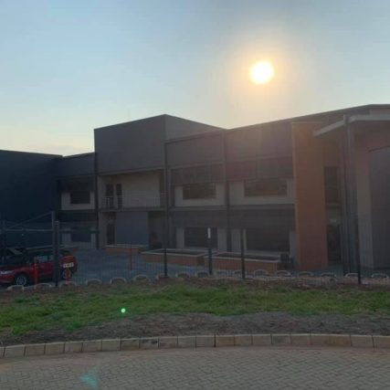 Albers Almeida - Modern Contemporary Office