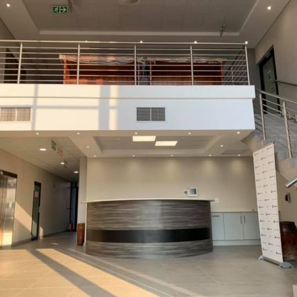 Albers Almeida - Modern Contemporary Office